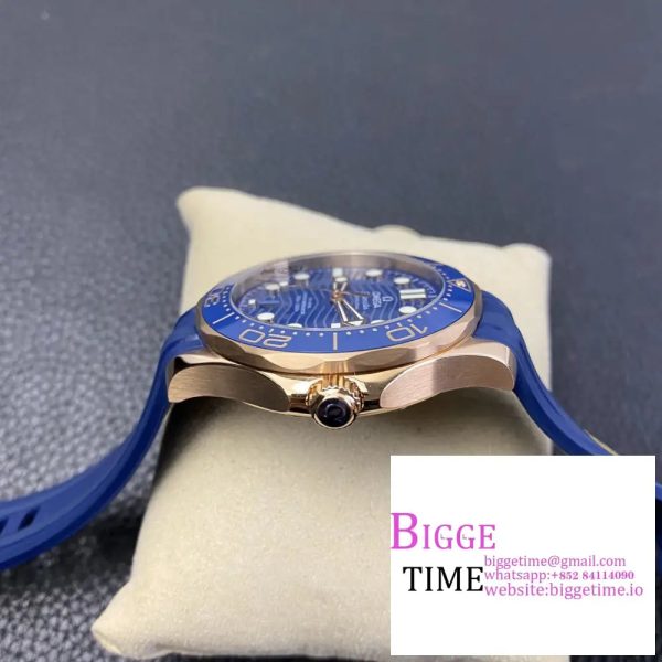 Seamaster Diver 300M SS/RG VSF 1:1 Best Edition RG Bezel Blue Dial on Blue Rubber Strap A8800 - Image 4